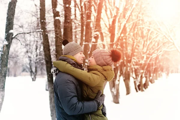 Amantes beso invierno calle — Foto de Stock