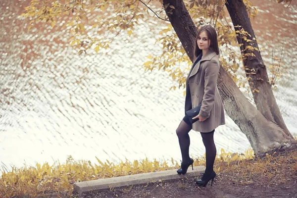 Otoño tiempo lluvioso y un joven con un paraguas — Foto de Stock