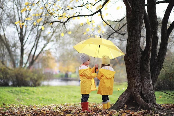 Los niños caminan en el parque de otoño — Foto de Stock