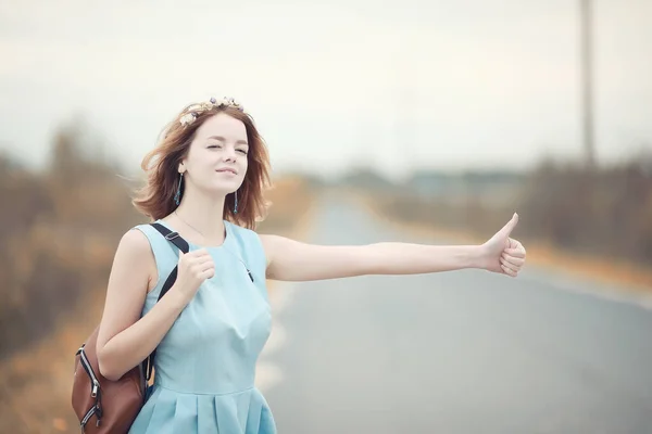 Chica joven en un paseo en el otoño — Foto de Stock