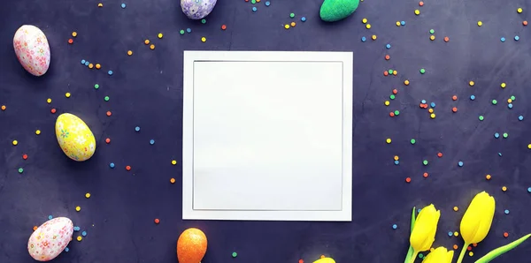 Fondo de Pascua sobre piedra negra. Huevos multicolores y dulces . —  Fotos de Stock
