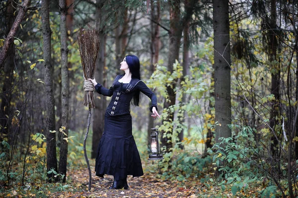Женщина в костюме ведьмы в лесу Стоковая Картинка