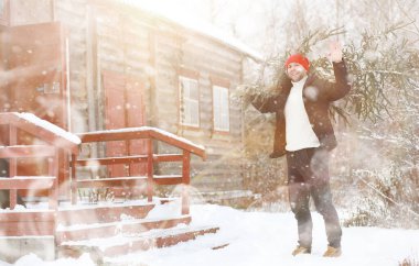 Sokakta kesilmiş bir Noel ağacı olan bir adam. N için Hazırlık