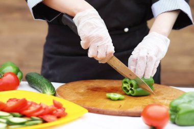 Aşçı taze çiftlik sebze keser
