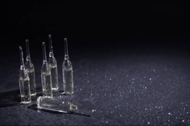 Tıbbi ilaç ampulleri. Enjeksiyon için ilaçlar.