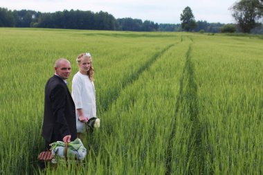 Çift aşık alanında yaz günde yürüyüş