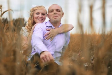 Yeni evli bir alanda sonbahar günü yürüyüş severler