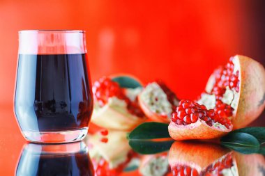 Masanın üzerinde olgun nar taneleri var. Nar suyu..