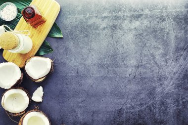 Koyu renkli bir masada hindistan cevizi. Hindistan cevizi yağı..