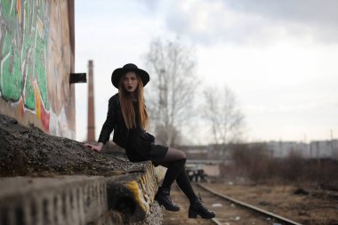 Şehrin içinde bir deri yelek sokak aşağı bir kız yürüyor bir 