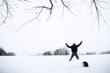 Yürüyüşte bir adam. Kış manzarası. Kış yolculuğunda turist.