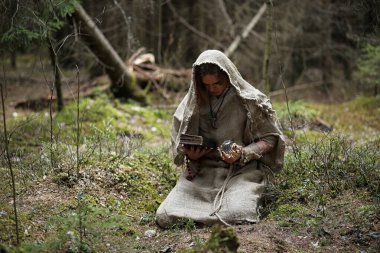 Karanlık bir ormanda bir ritüel bir cüppe içinde geçirir