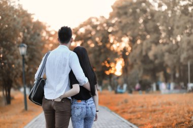 Genç sonbahar Parkta yürümek çift 