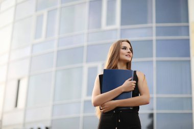 Kız bir iş toplantısında belgelerle