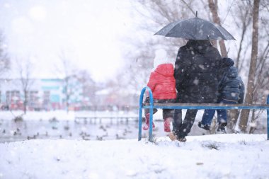 Çocuklar parkta ilk kar yürümek