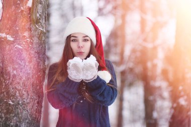 Genç bir kız bir kış parkta bir yürüyüş. Noel tatili t
