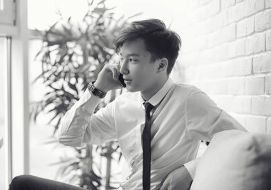 Genç Asyalı işadamı bir kafede bir ortak için bekliyor. Bu