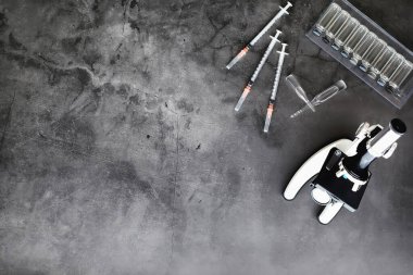 Aşılama. Tek kullanımlık şırıngalar ve V ile test tüpleri.