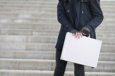 Metal bir bavulun içinde şehrin Asya adam. Asya ve gümüş ca