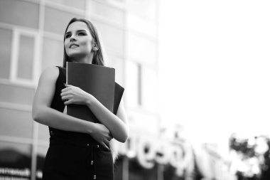 İş kadını siyah ve beyaz fotoğraf