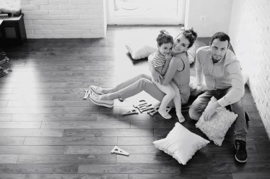 Kızları olan genç bir aile 