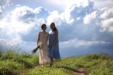 Genç kızlar alanına yürüyor