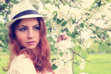 Elma ağacı çiçeğindeki kadın