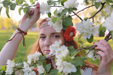 Bir sonbahar Parkta yürümek bir kız. Kızıl saçlı genç kız