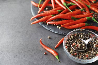 Acı kırmızı biber. Siyah üzerine Şili biberi.