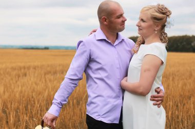 Yeni evli bir alanda sonbahar günü yürüyüş severler