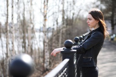 Bahar şehrin içinden bir yürüyüşte kız