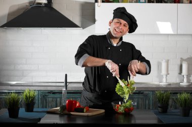 Adam yemek hazırlanıyor gıda sebze mutfak at