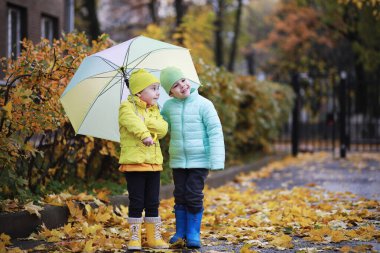 Çocuk sonbahar Park walk