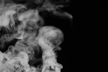 Beyaz Siyah bir arka plan üzerinde duman. Doku duman. Wh kulüpleri