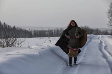 Defender'ı posta zırh genç savaşçı