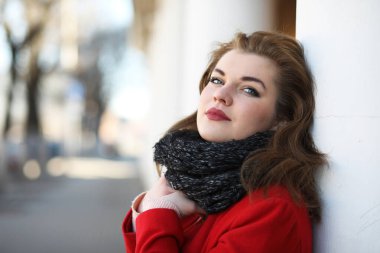 Şehirde kırmızı paltolu bir yolda güzel kız