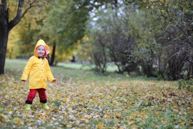Bir çocuk dışında bir yürüyüş için yağmurluk