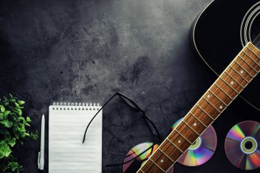 Gitar ve aksesuarlar taş zeminde. Masa müzisyeni, hea