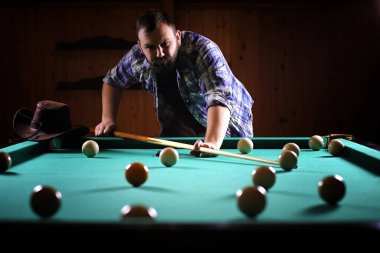 Bir sakallı bir adam büyük bir bilardo oynuyor. 12 metrelik havuz partisi
