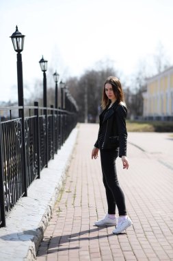 Bahar şehrin içinden bir yürüyüşte kız