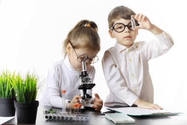 Genç bilim adamları kimyagerler. Doktor, laboratuvar asistanı.