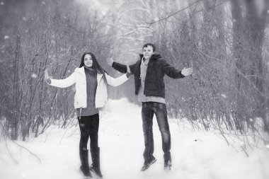 Sevgi dolu bir çift bir kış yürüyüş. Erkek ve kadın bir tarihte