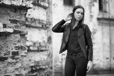 Bahar şehrin içinden bir yürüyüşte kız