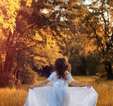 Bir parkta bir karahindiba çiçek tohumlarından üfleme teen