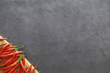 Acı kırmızı biber. Siyah üzerine Şili biberi.