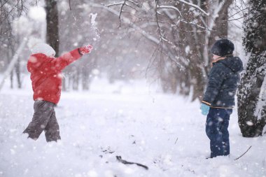 Çocuklar parkta ilk kar yürümek