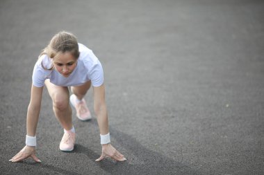Egzersizleri yapıyor kız ve spor yaşam tarzı