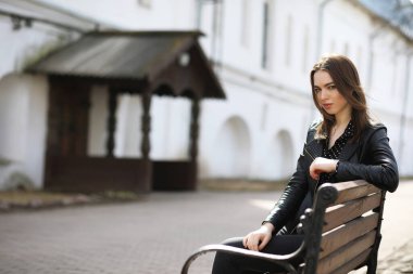 Bahar şehrin içinden bir yürüyüşte kız