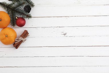 Yeni yıl geçmişi. Ahşap bir masa üzerinde ladin dalları. Orname