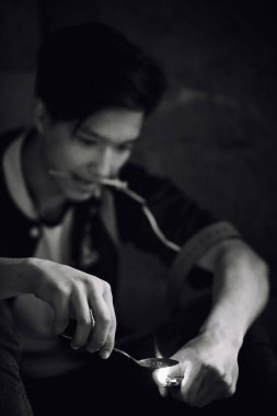 Genç bir adam uyuşturucu alır